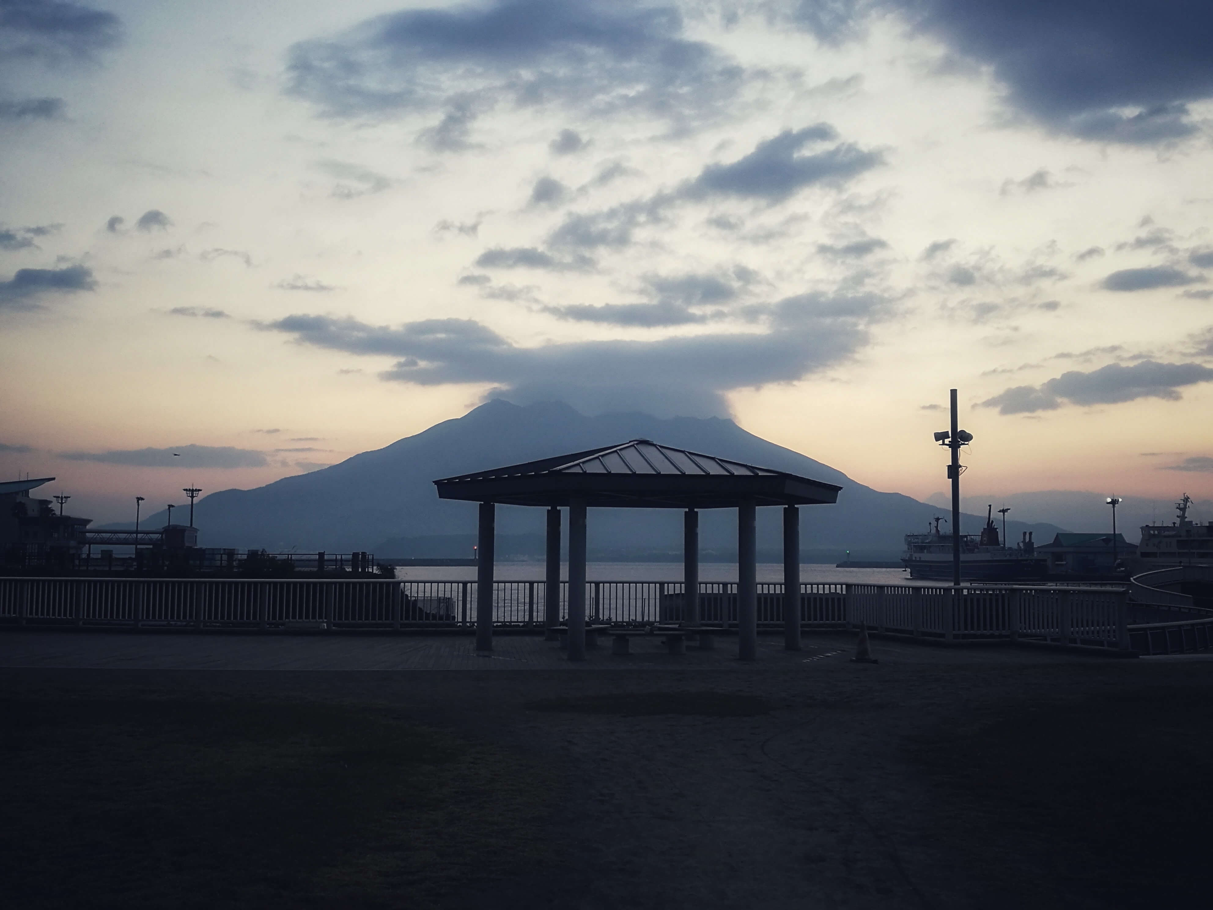 夕日に映える桜島