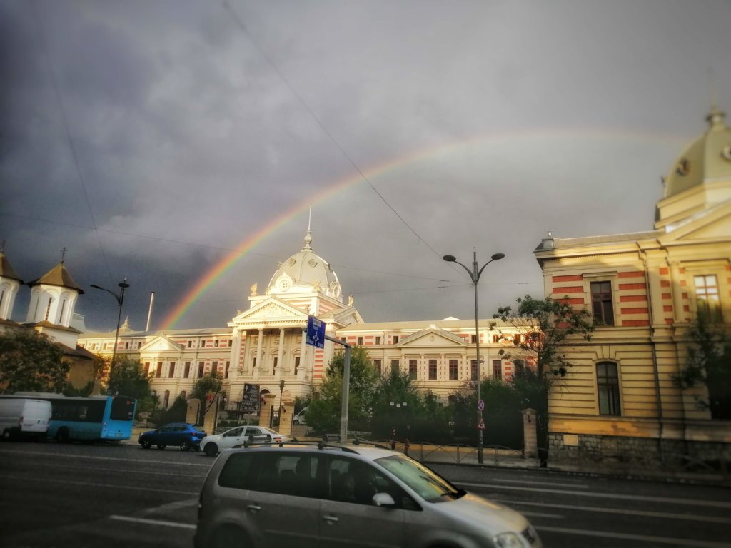 ブカレストの市役所に虹がかかる