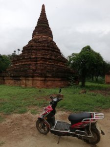 バガンの仏塔と赤いモーターバイク