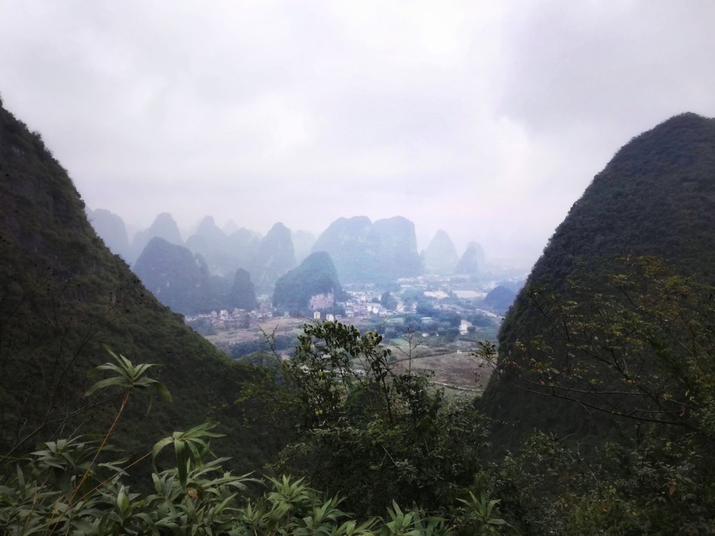 遠くが朧気に見える桂林の山々,The mountains of Guilin where the distance can be seen