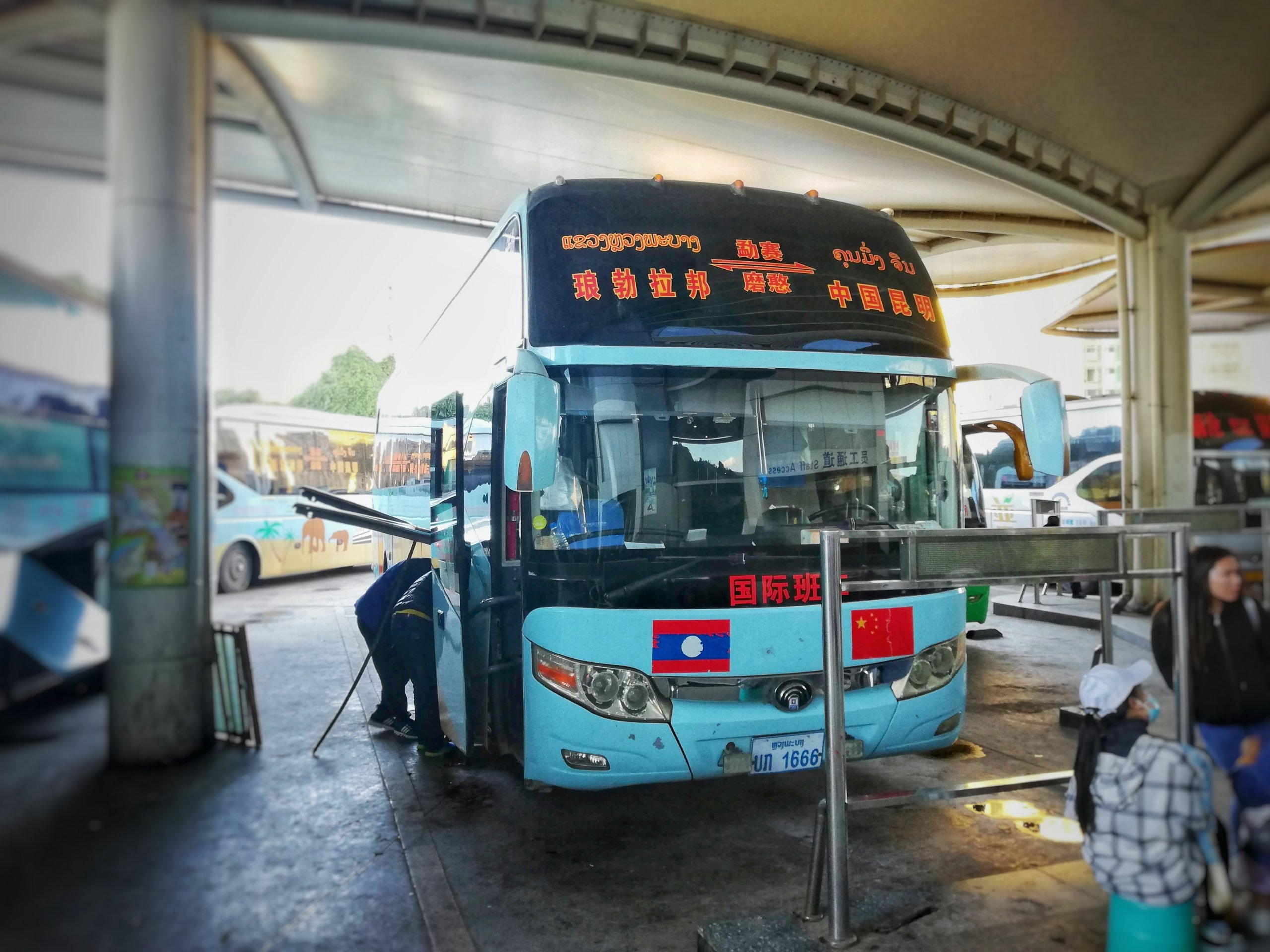 ラオスへ向かい準備をしている中国発の夜行バス