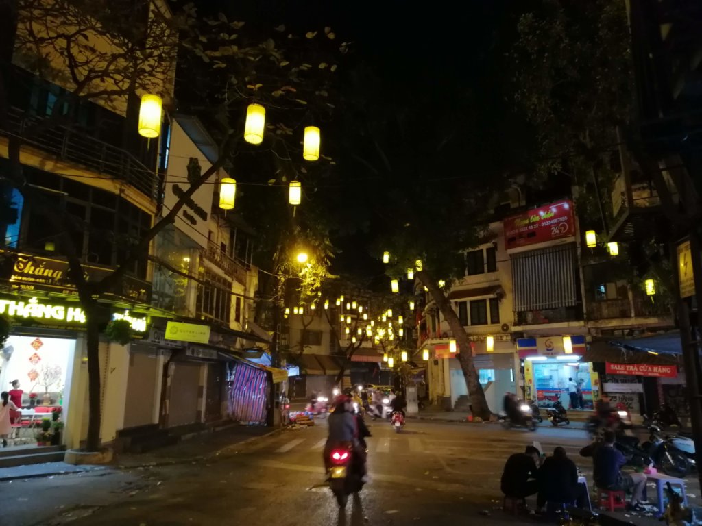 黄色い提灯が並ぶハノイの街