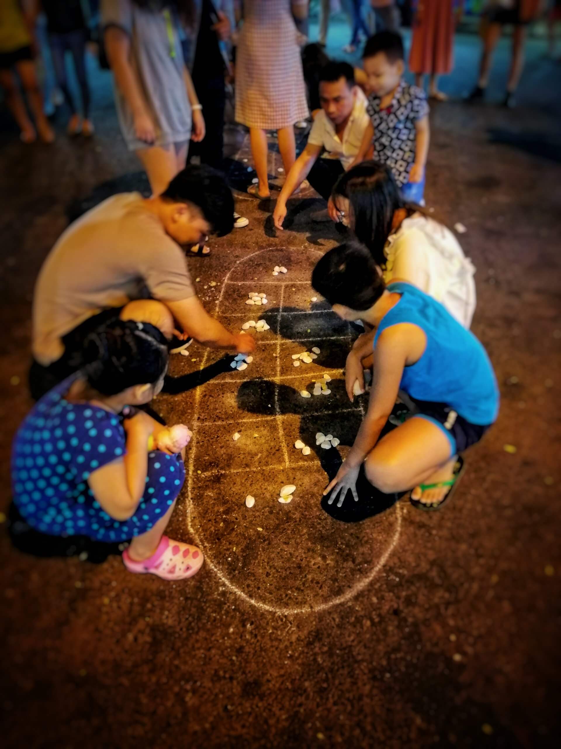 石遊びをするベトナムの家族