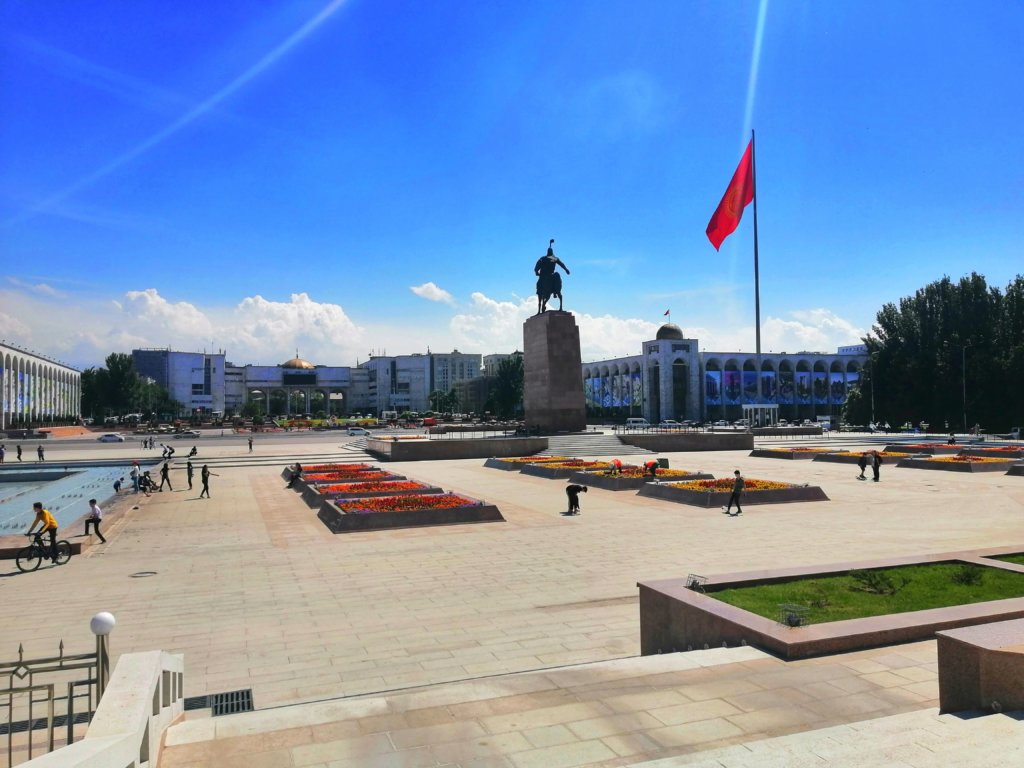 国旗はためくキルギスの首都