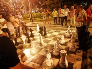 バクーのストリートで行われている大盤チェス , Large board chess on street in Baku