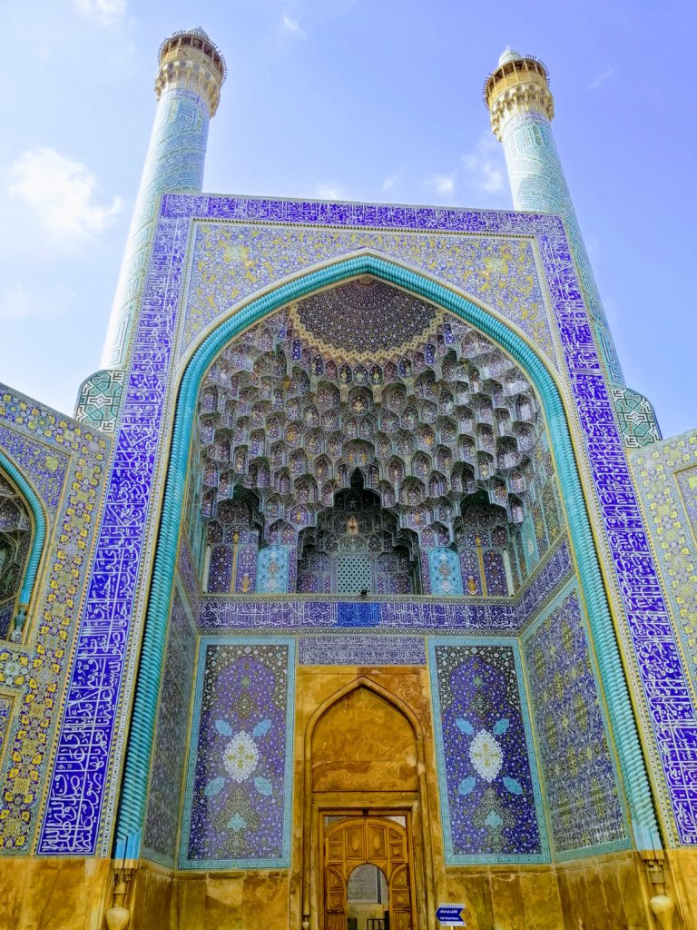 イスファハンの豪華なモスクのイーワーン