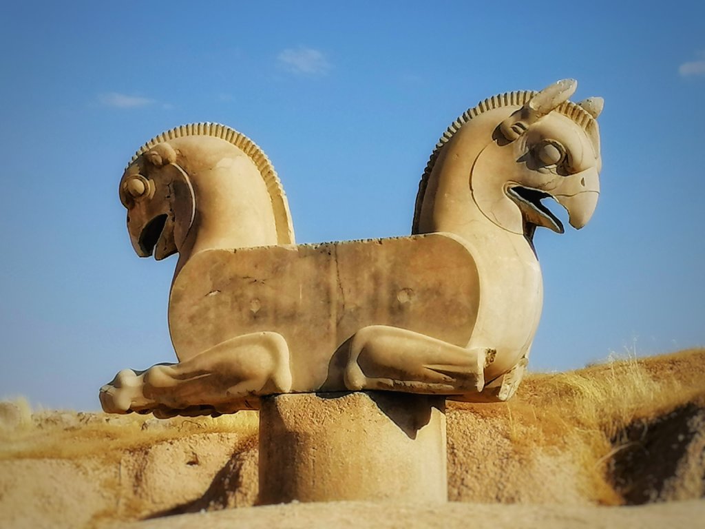 ペルセポリスの双頭の鷲の像