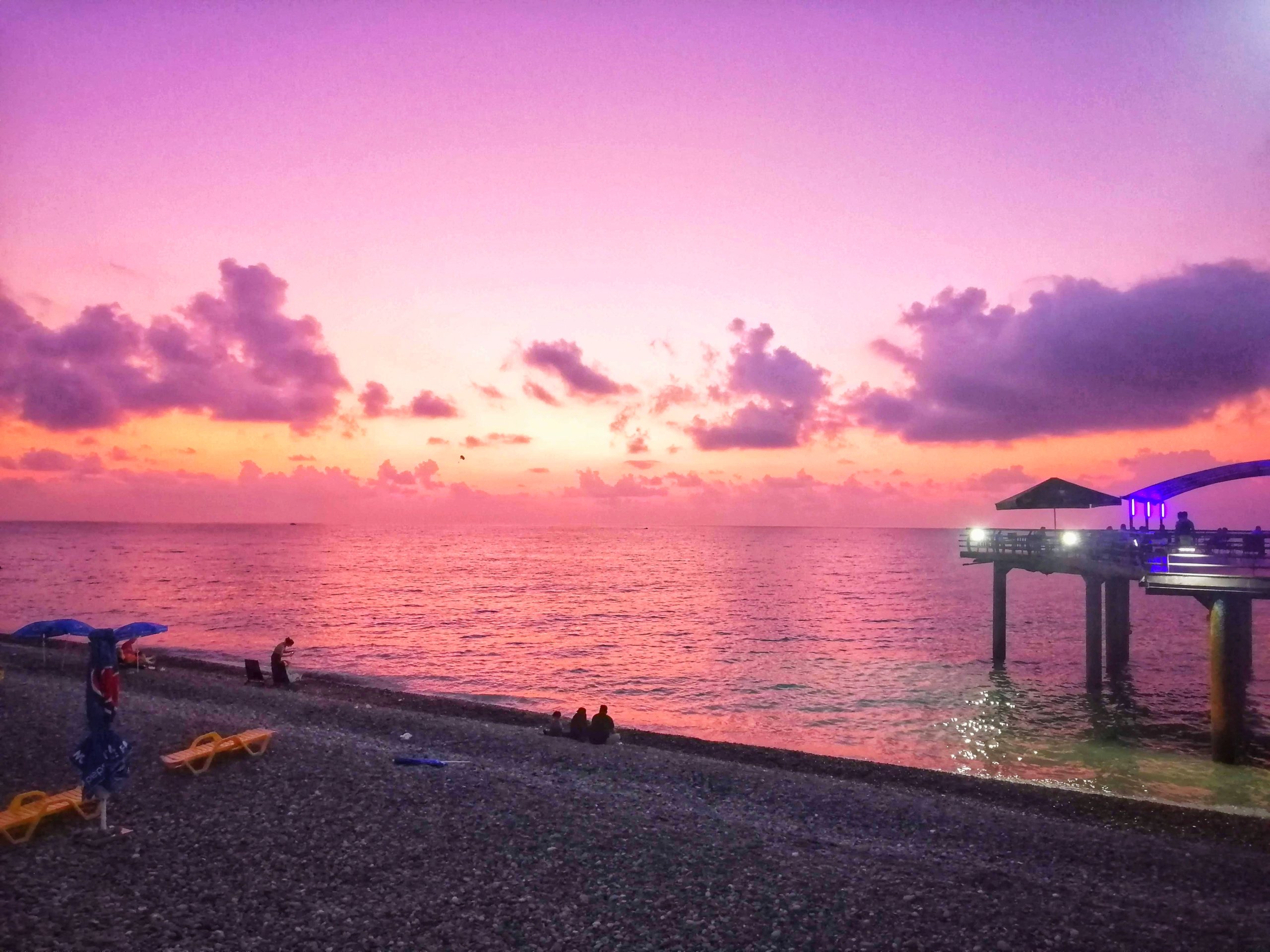 紫に染まるバトゥミの海景色