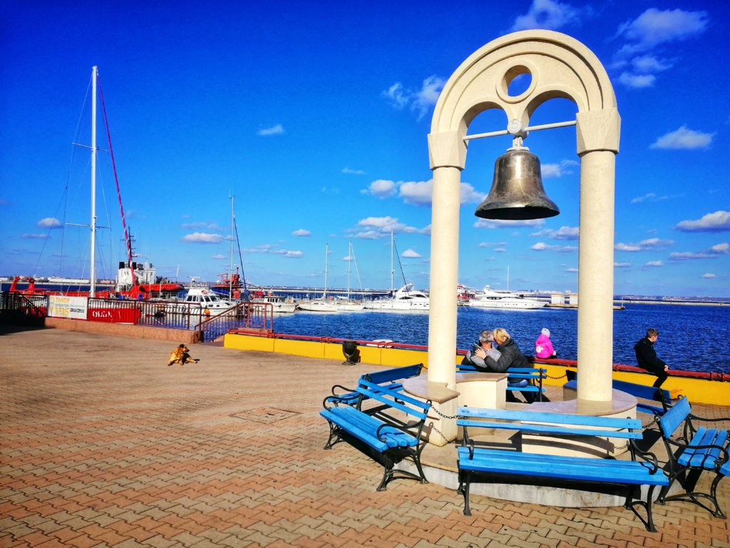 青い海と港の鐘