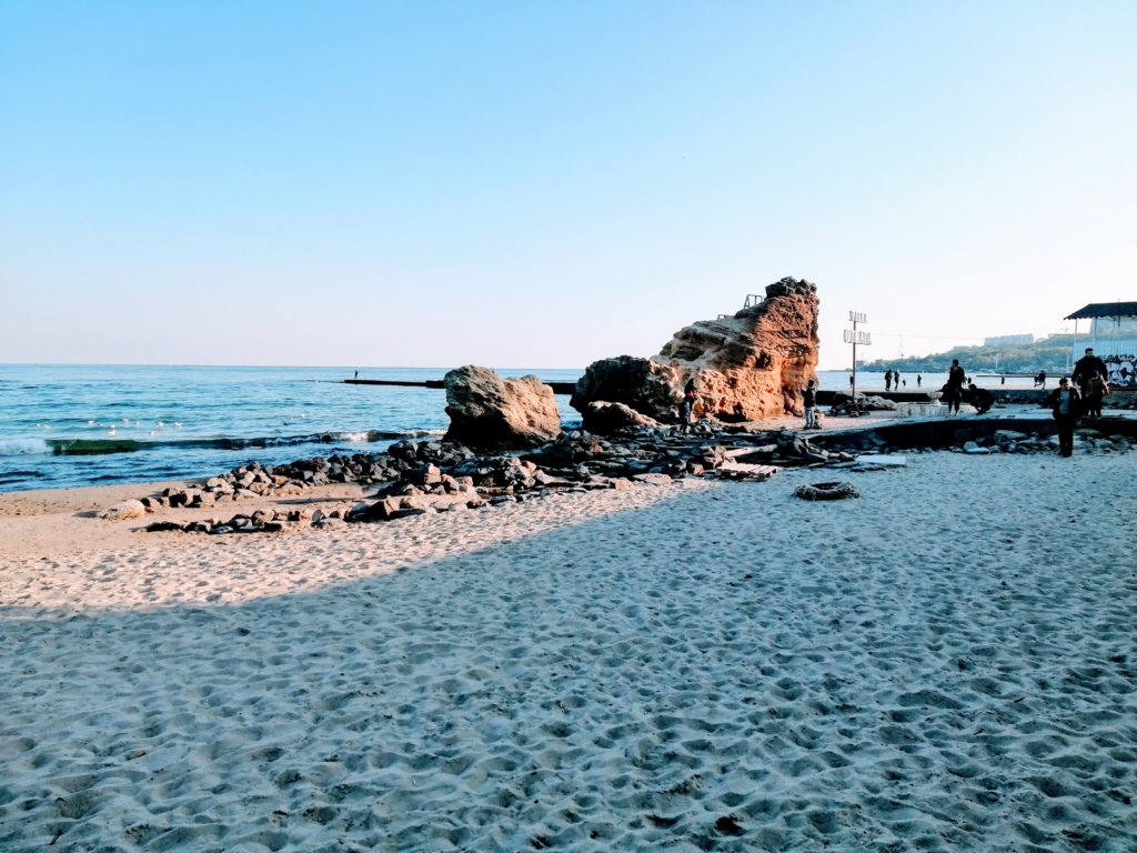 黒海に浮かぶ奇岩