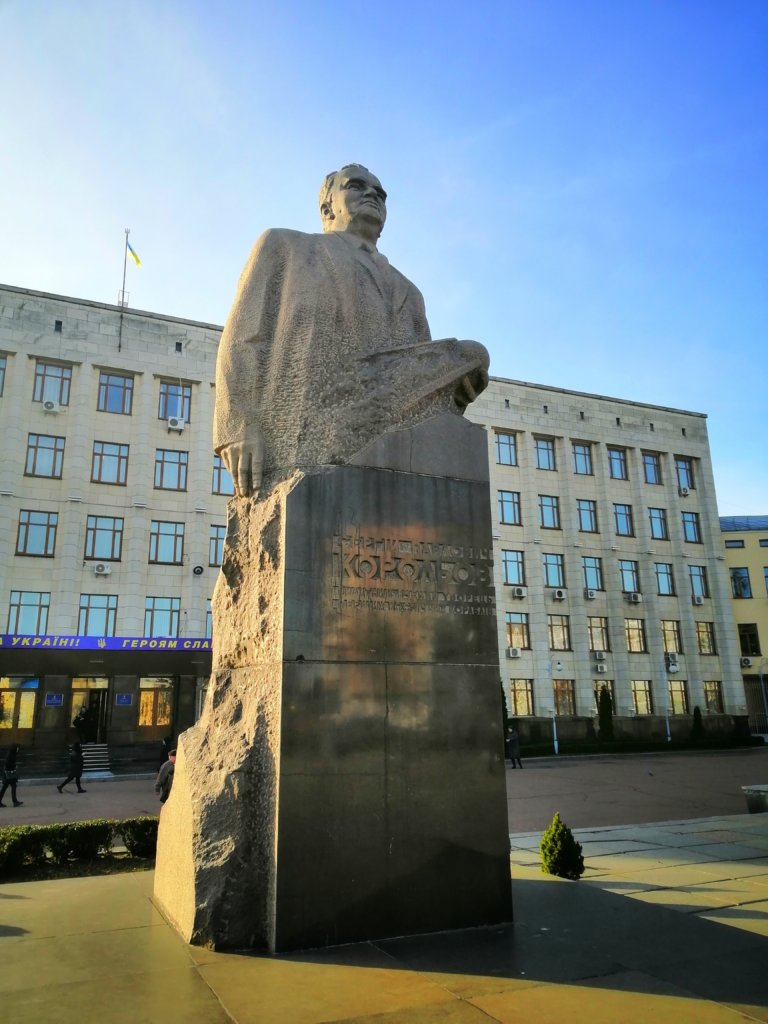 スプートニクを抱えたセルゲイ・コロリョフの像