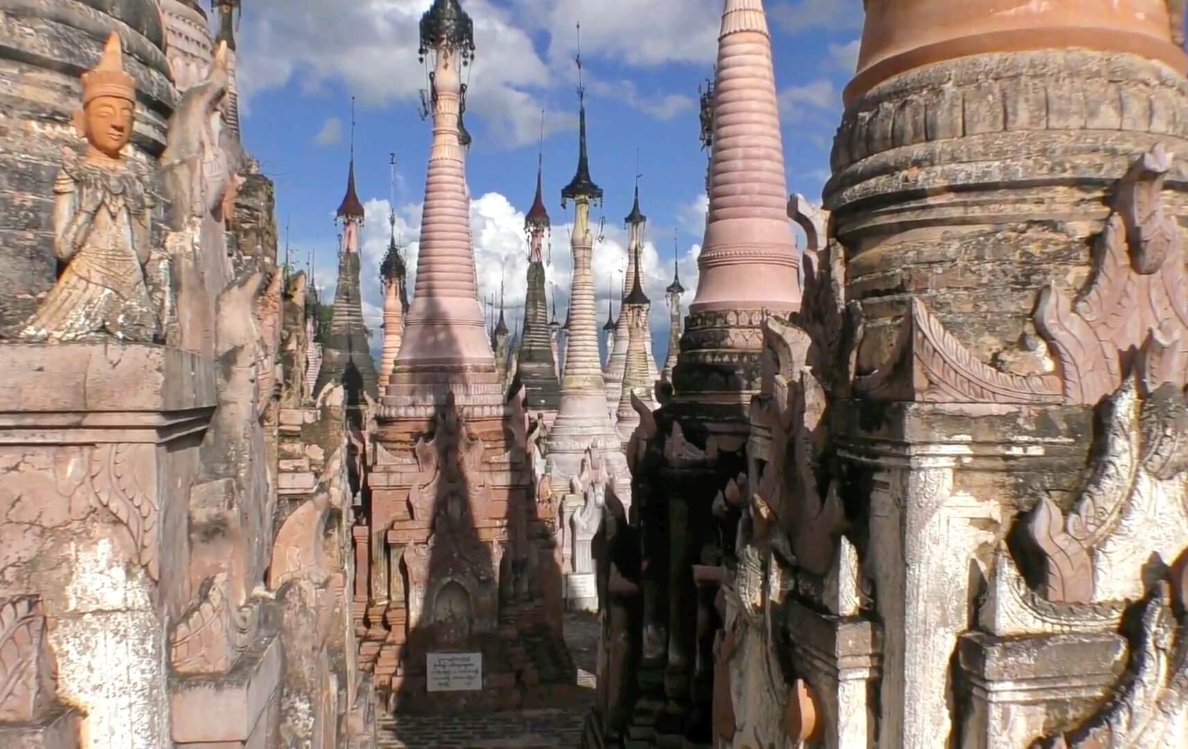 仏塔が建ち並ぶカックー遺跡