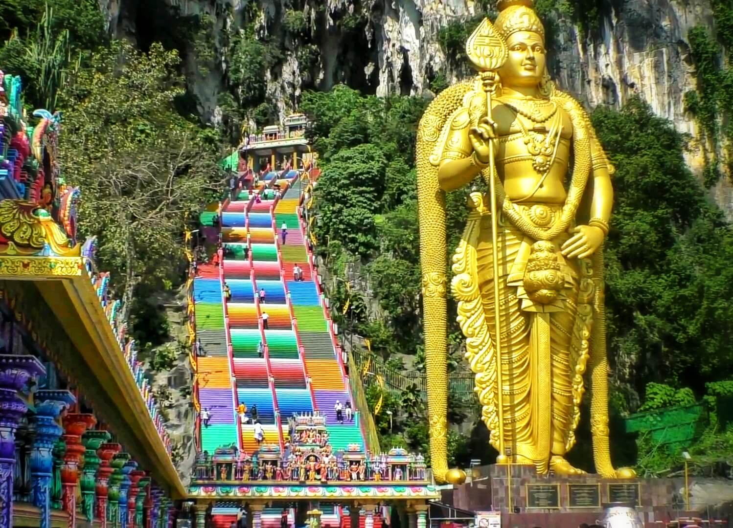 カラフルな階段と黄金のシヴァ像
