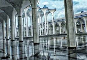 沢山の柱が壮観なクアラルンプールのモスク