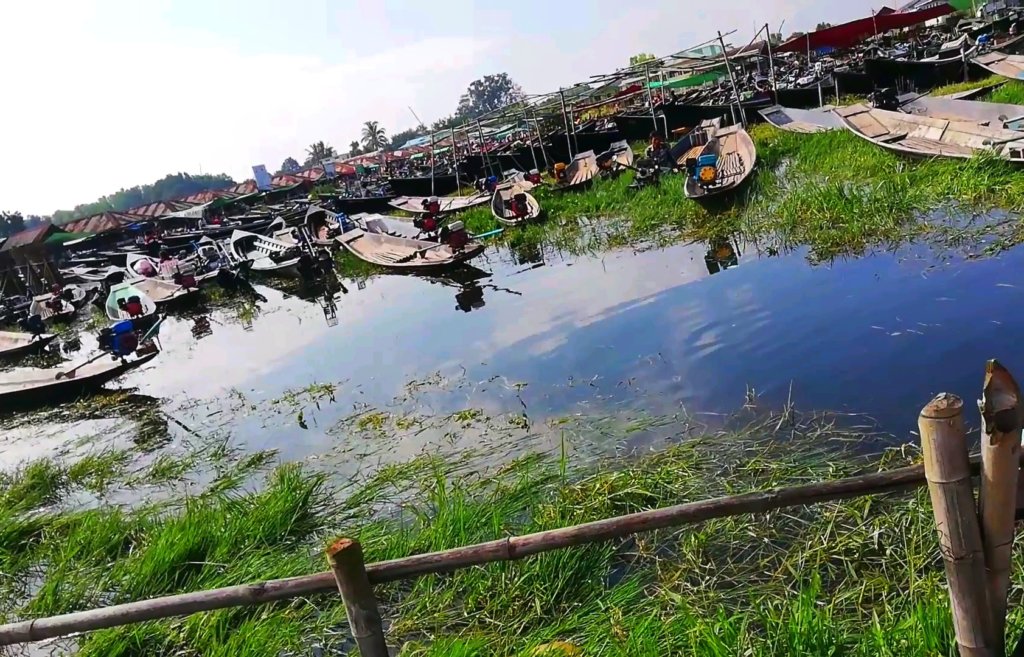 小舟が沢山泊まっているミャンマーの湖上市場