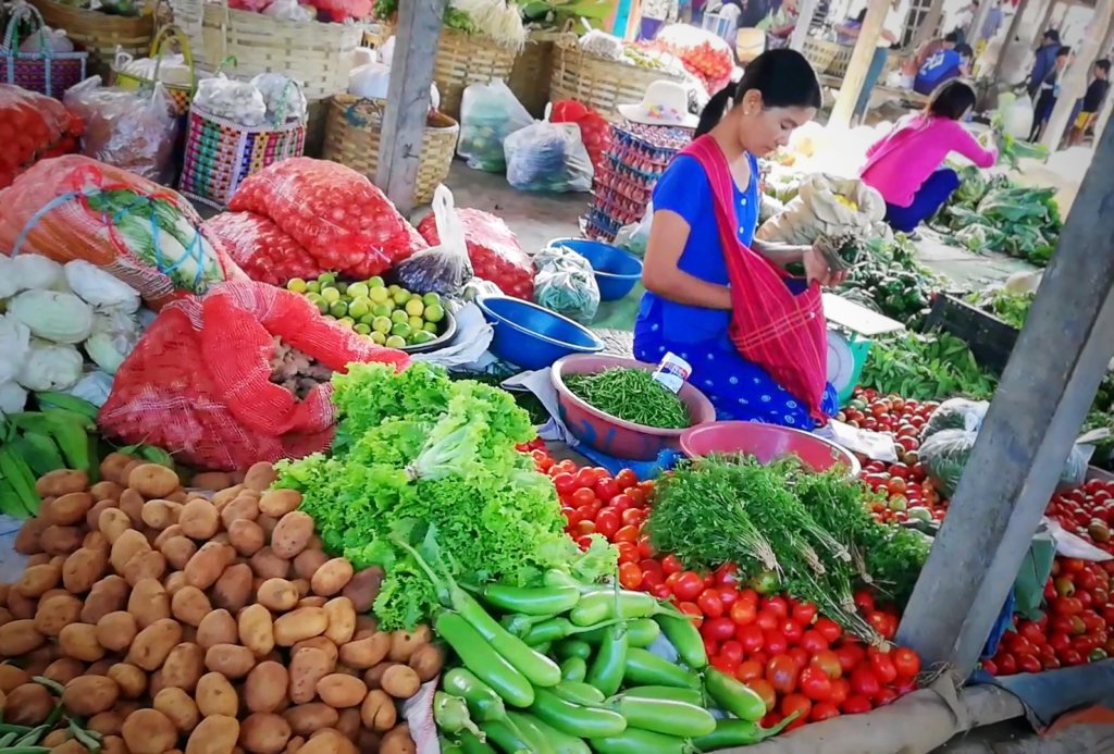 インレー湖の市場で野菜を売る女性,Woman selling vegetables at Inle Lake market