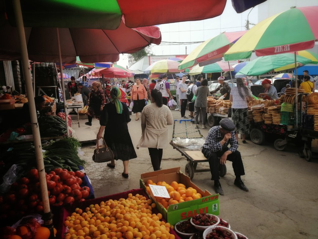 キルギスのオシュマーケット