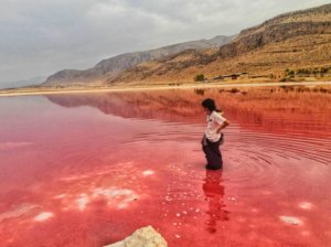 イランの赤い湖