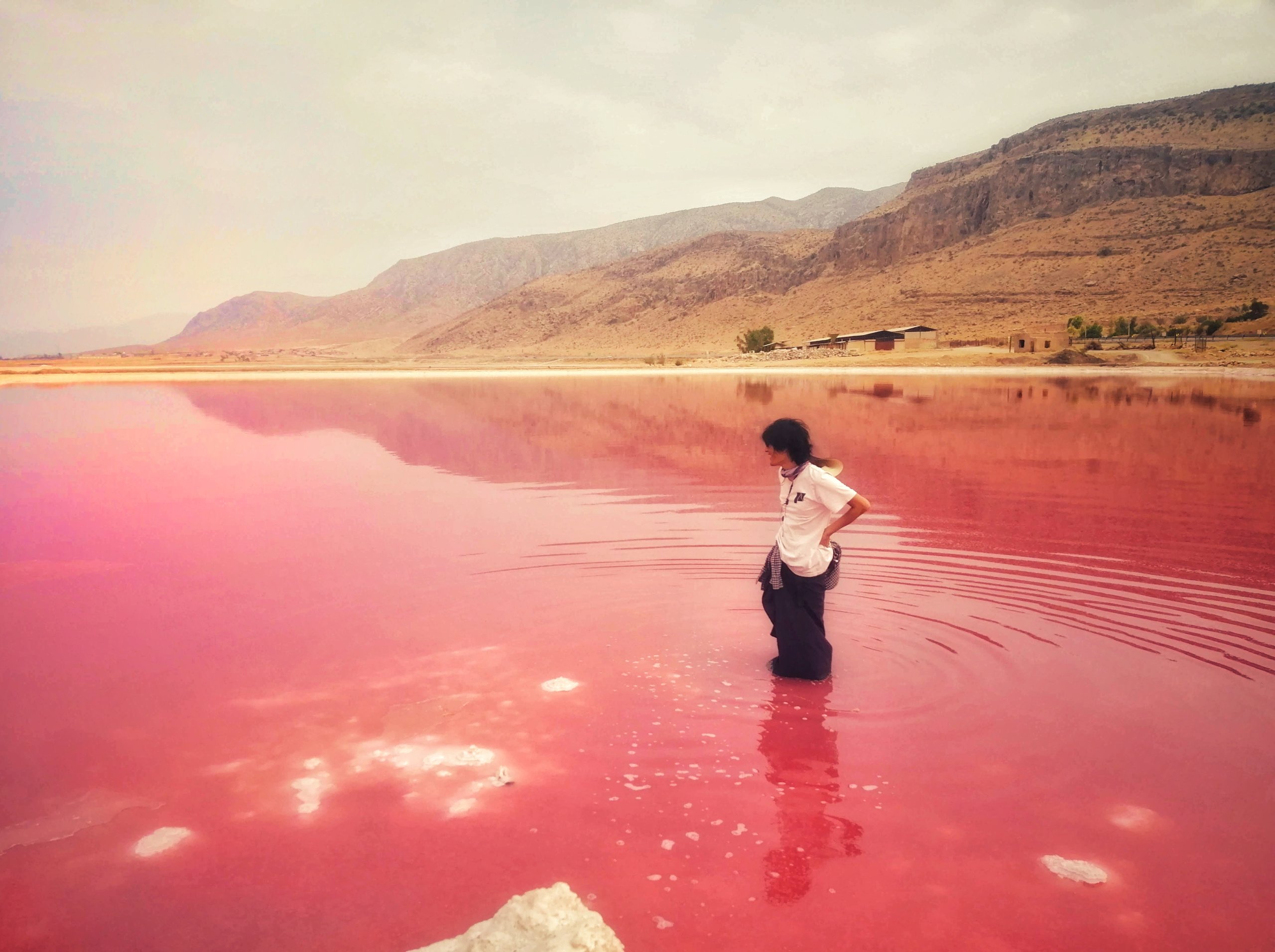 赤い湖と男性