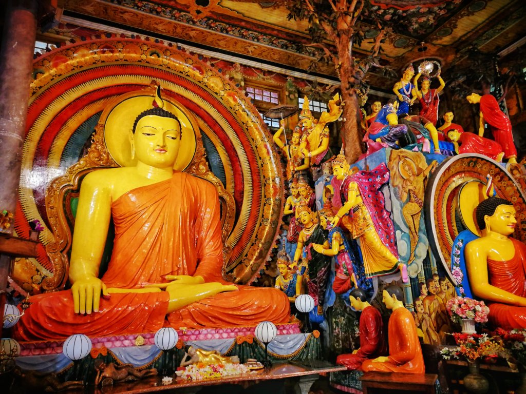 色鮮やかなスリランカの仏像