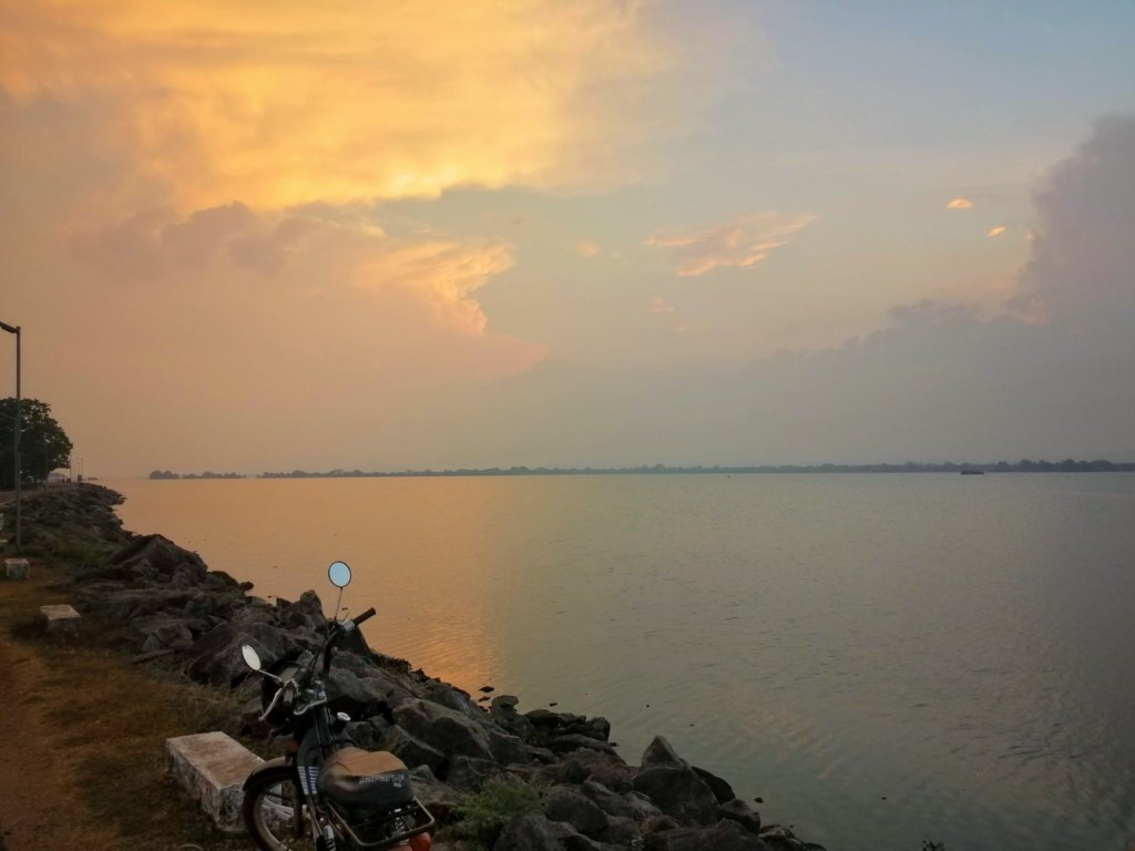 スリランカの湖と云う人バイク
