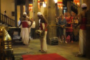 寺院で民族音楽を奏でる僧侶