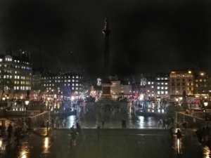 夜の美術館前広場