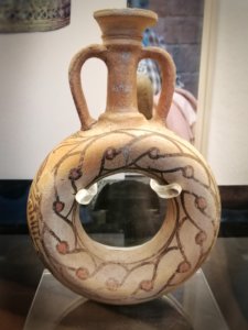 高い技術力の伺える昔の花瓶