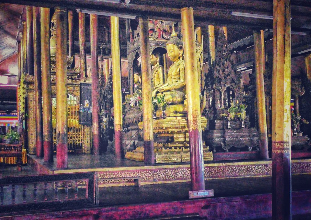金色の仏像と柱