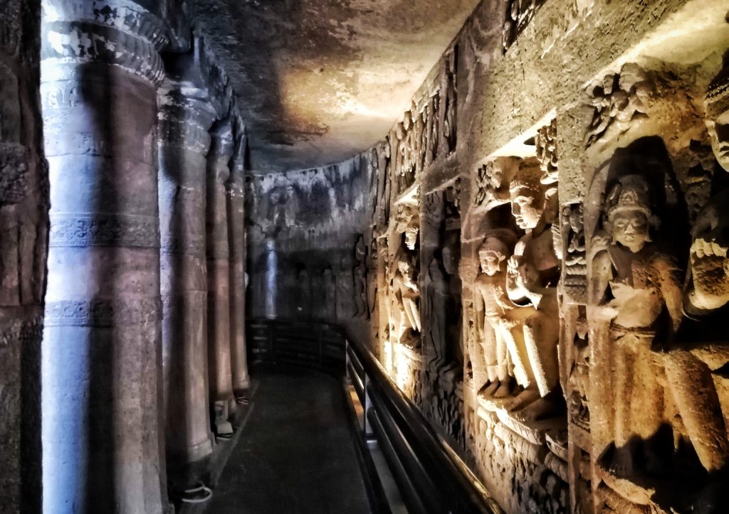 インド：アジャンタの仏像回廊