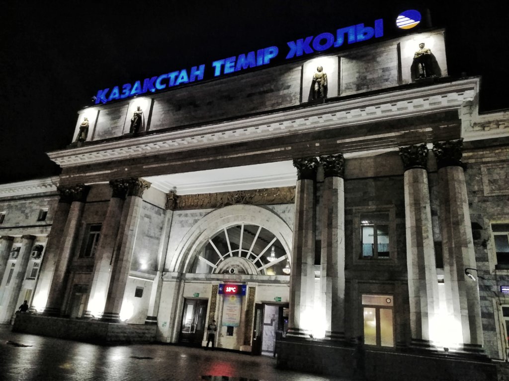 カザフスタンの夜の駅