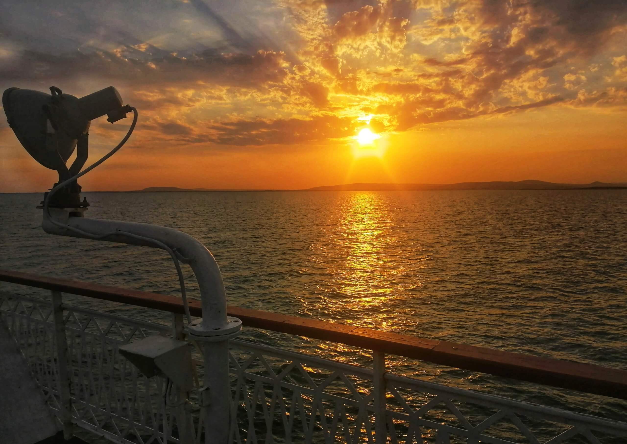 カスピ海の船：ライトと夕日