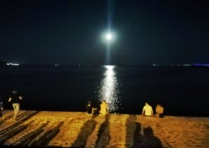 バクー：海岸と月の道