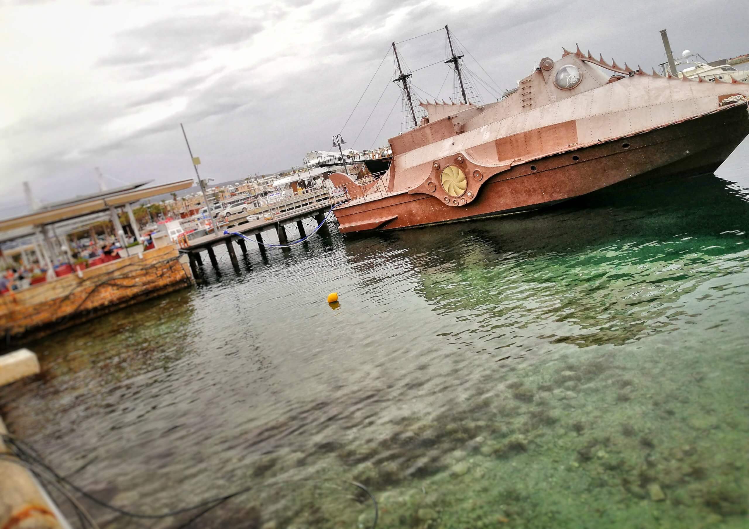 キプロスの謎の鋼鉄船 traveloglog