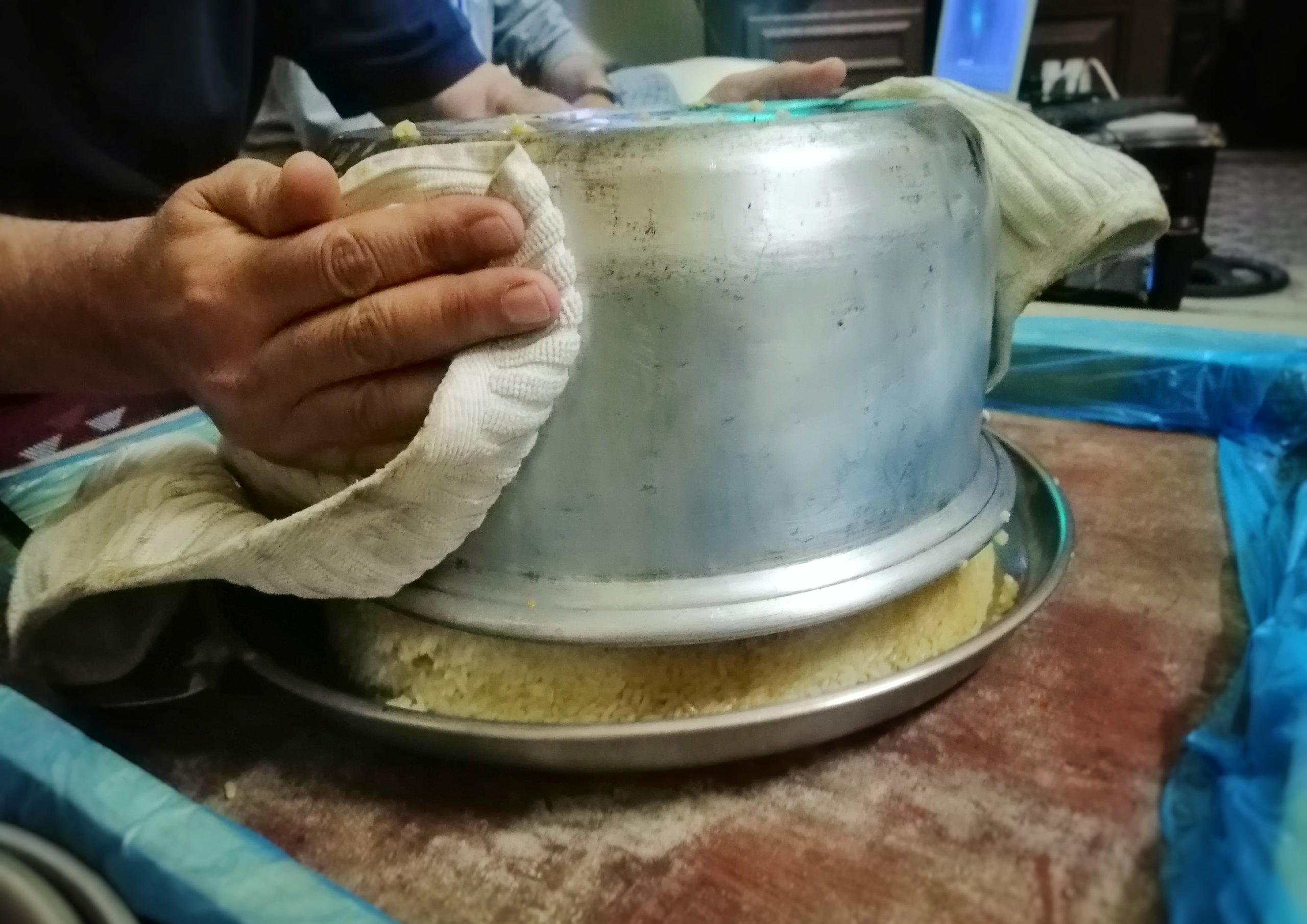 ヨルダン料理:マクルーバをひっくり返すところ traveloglog