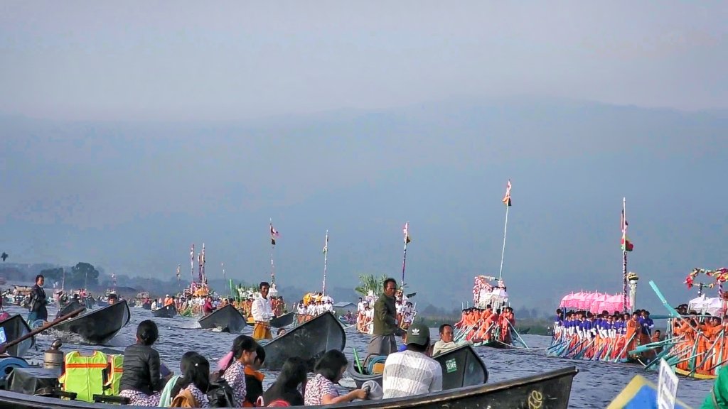ミャンマー：インレー湖に並ぶ祭りの船