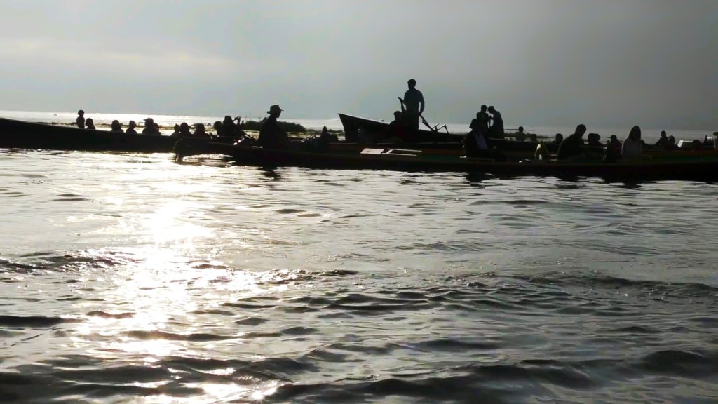 ミャンマー：インレー湖の朝日と船