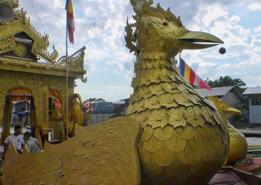 ミャンマー：インレー湖のお神輿