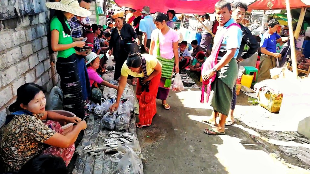 ミャンマーの魚市場