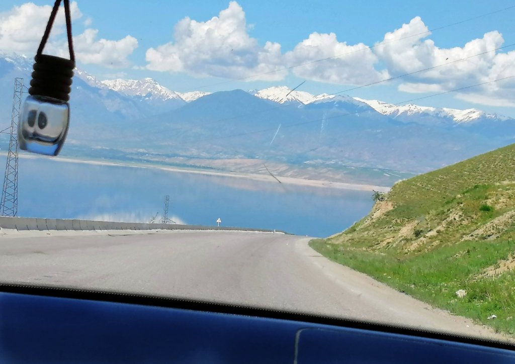 キルギス：湖へドライブ