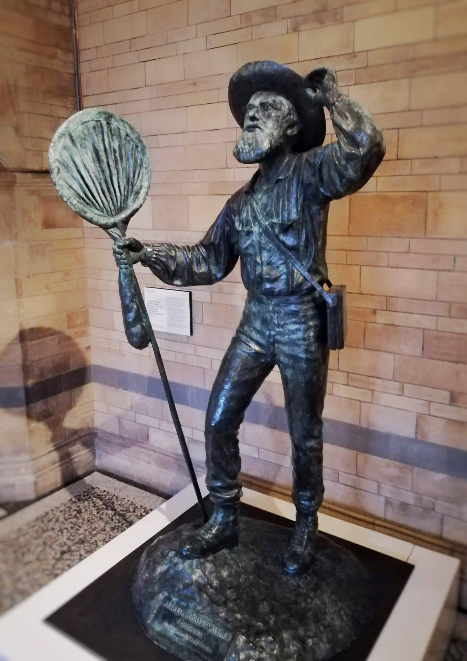 ロンドンの博物館にあるジョゼフ・バンクスの銅像 traveloglog