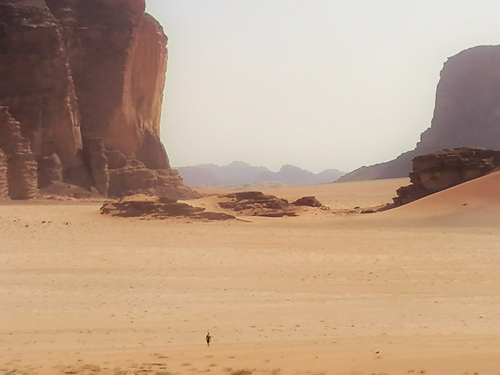 ワディラム：砂漠に人影