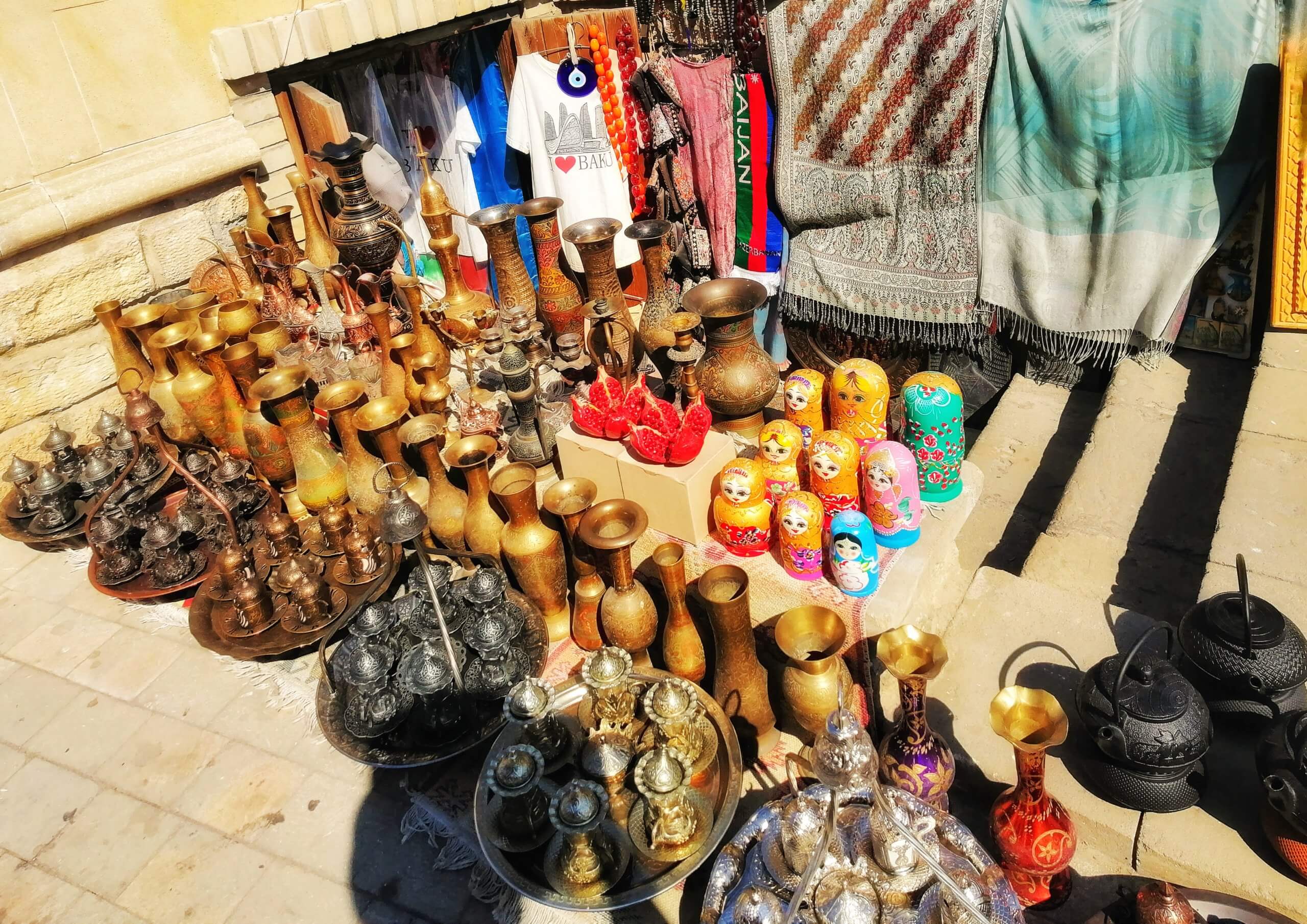 アゼルバイジャン：マトリョーシカも並ぶ土産物屋