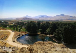 イラン：遠くの山々と公園
