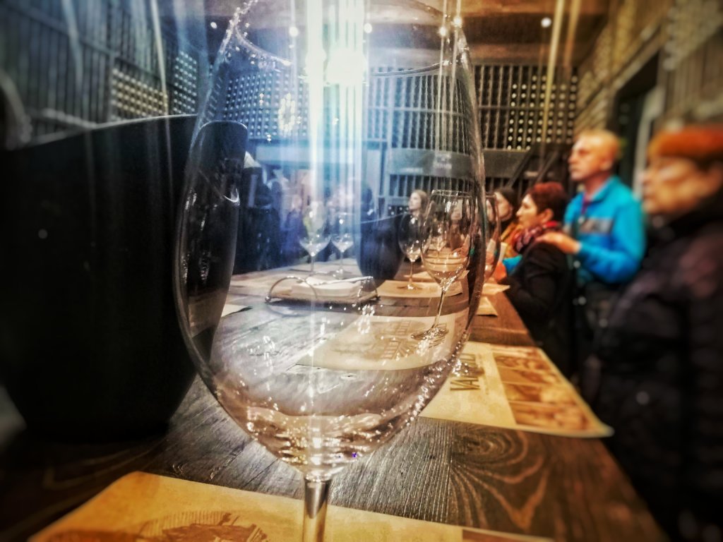 モルドバ：ワインセラーのグラス