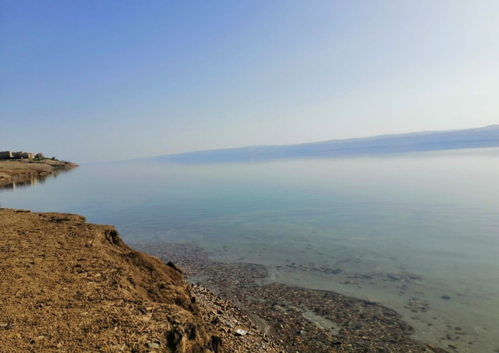 死海：対岸がぼやけた死海