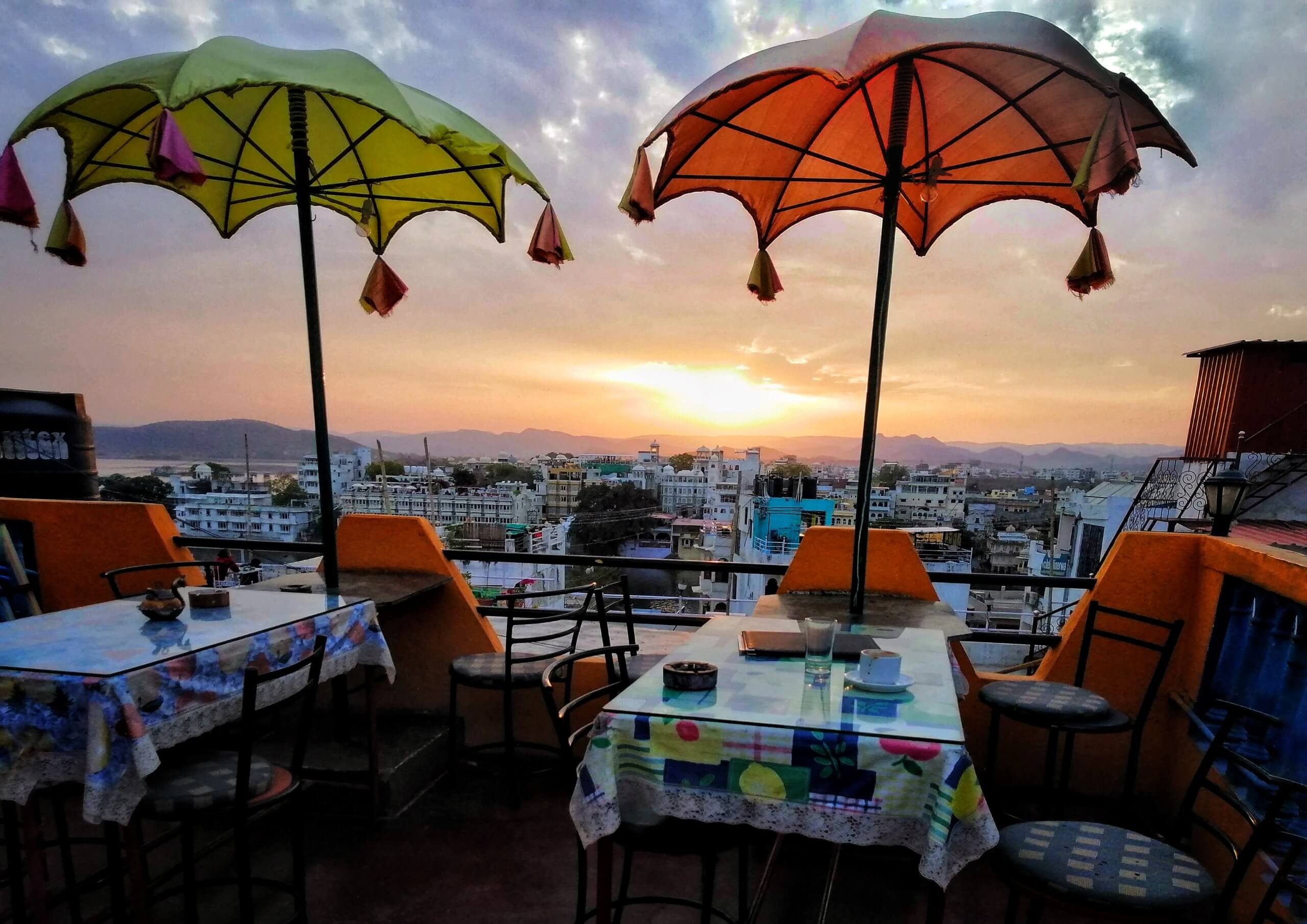 インド：ボンボン付きの日傘レストラン