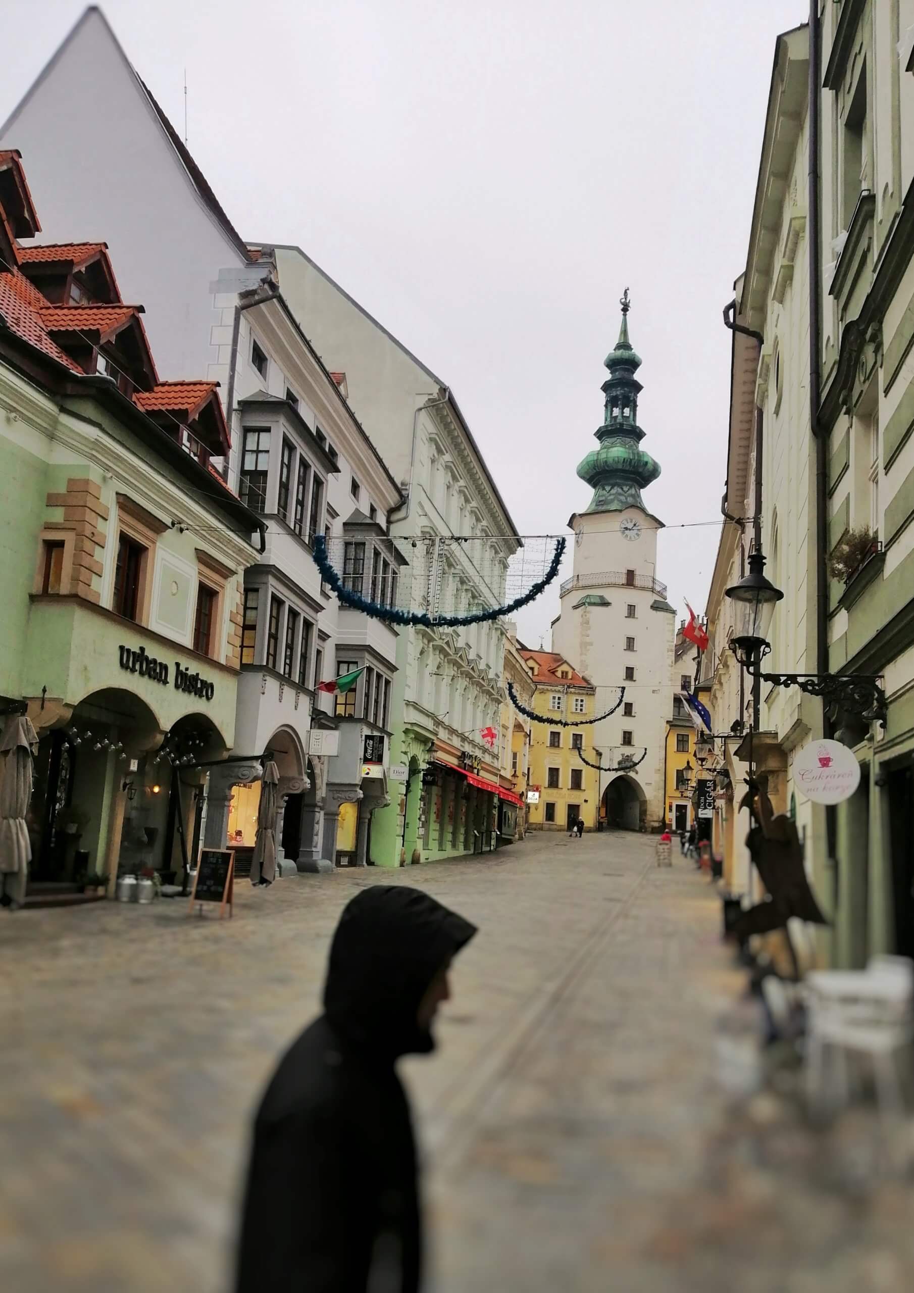 スロバキア:町並みと男性 traveloglog