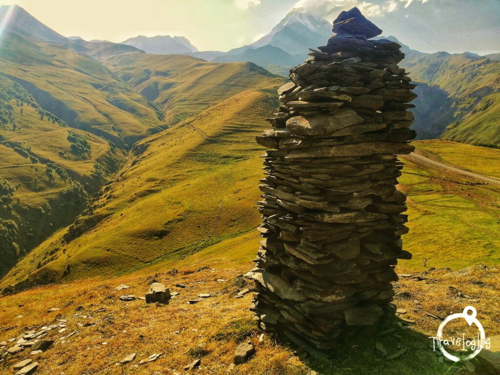 カズベキ：積まれた石の塔
