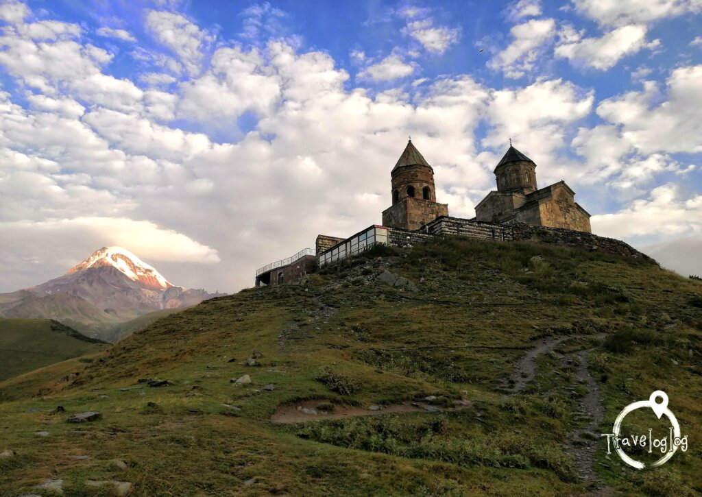 カズベキ：教会とコーカサス山脈